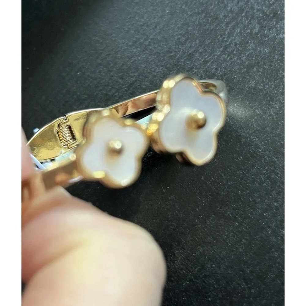 ATTERRI Mother‎ of Pearl Clover Hinged Bracelet